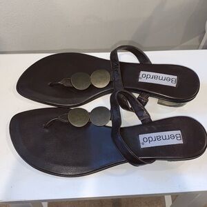 BERNARDO THONG HEELS BROWN/BRASS